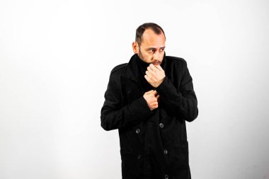Basit ve temiz onun siyah r giyen orta yaşlı adam portresi
