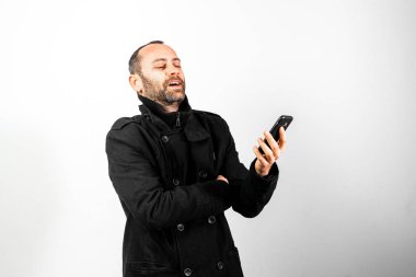 Cep telefonundan isol konuşurken gülen orta yaşlı adam
