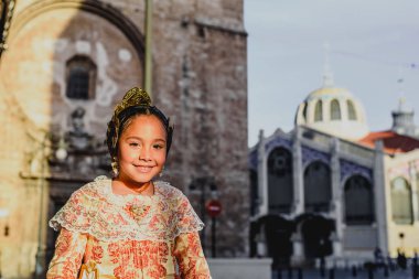 Geleneksel Valensiya kostüm giyen güzel kız fallera