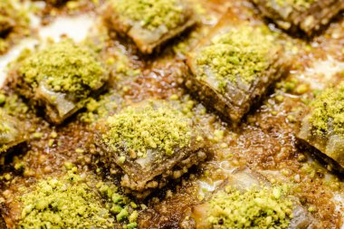 Lezzetli ve tatlı Türk baklava ile dolu bir tepsi detay