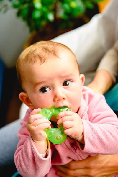 Hermosa y amigable 6 meses de edad bebé niña dentición y morder — Foto de Stock