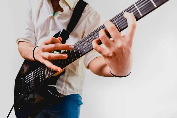 Detalhe dos dedos de um guitarrista colocado no traste do m — Fotografia de Stock
