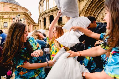 Valencia, Ispanya-6 Nisan 2019: genç insanlar grubu Fu