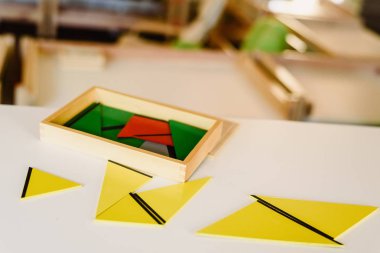 Montessori sınıf geometri ve matematik malzemelerinde