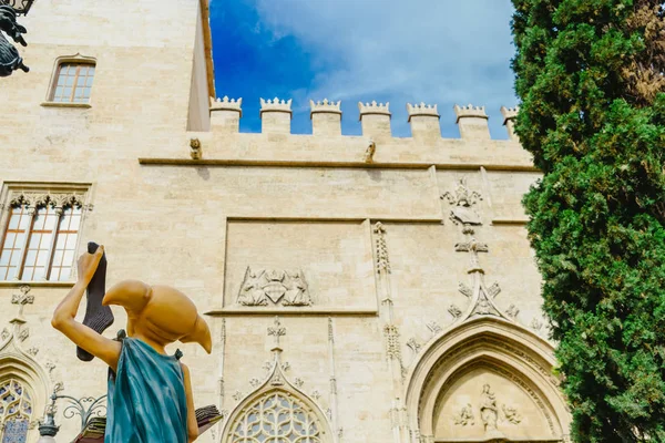 Valencia, Spanien-April 6, 2019: fasaden på Lonja de la Seda — Stockfoto