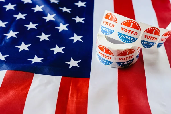 Jag röstar idag klistermärken roll, i amerikanska val på amerikansk flagga. — Stockfoto