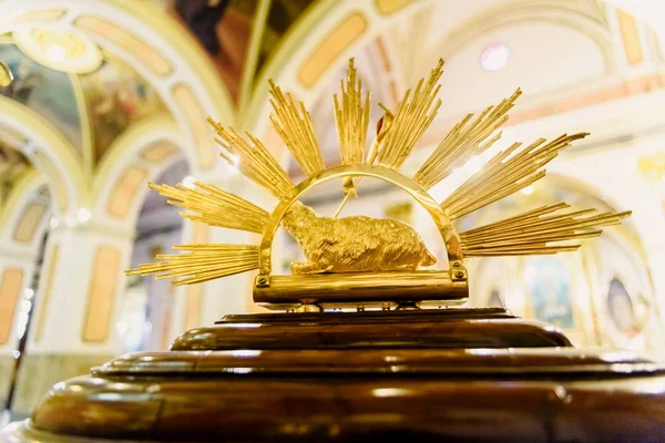 Gouden sculptuur van een lam in een katholieke kerk, rijkdom en — Stockfoto