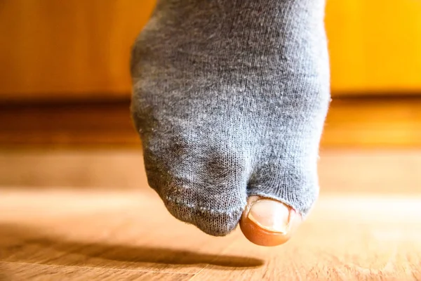 Bir adamın büyük ayak parmağı, yoksulluk kavramı bir delik ile kırık çorap d