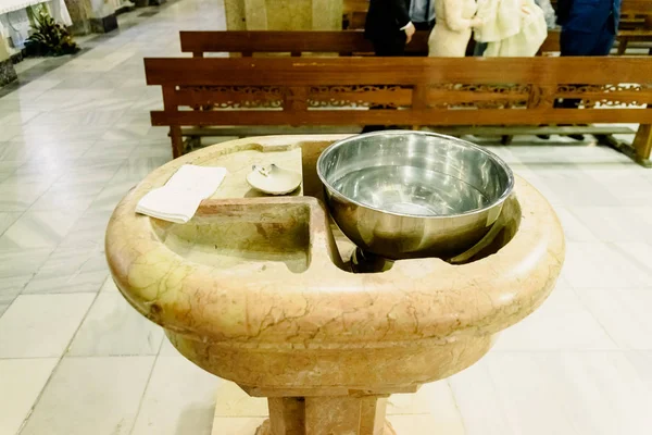 Doopvont in een katholieke kerk. Doopvont in een katholiek — Stockfoto