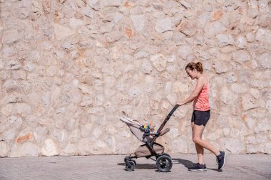 Ergen anne bebek puset ile çalışan sh kalmak