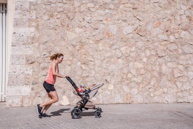 Ergen anne bebek puset ile çalışan sh kalmak