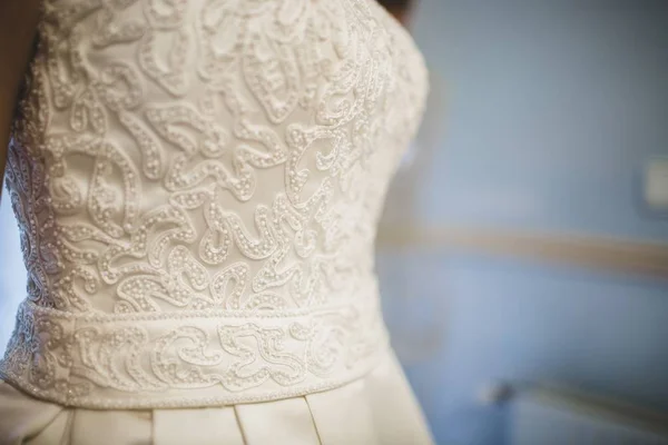 Деталь белого свадебного платья висит . — стоковое фото