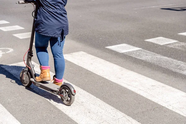 Dettaglio di uno scooter elettrico guidato da una donna in attesa che — Foto Stock