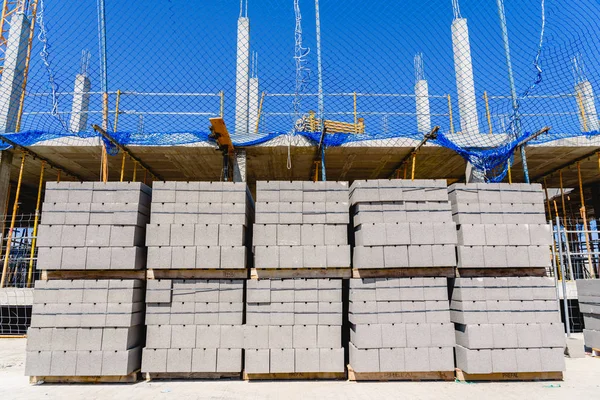 Valence, Espagne - 7 avril 2019 : Palettes d'horloge en béton à construire — Photo