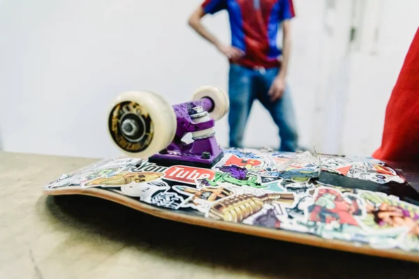 Valência, Espanha - 7 de abril de 2019: Skate cheio de adesivos, com sk — Fotografia de Stock