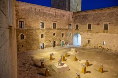 Bari, Italya-8 Mart 2019: Bar kalesinin ana avlusunda