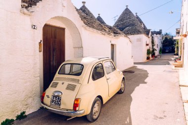 Alberobello, Italya-9 Mart 2019: Eski Fiat 500 araba park t