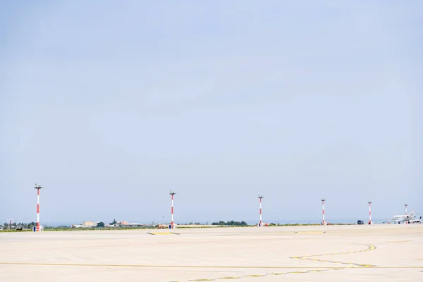 Bari, Italy - March 8, 2019: Airplane rolling down an airport ru — Stock Photo, Image