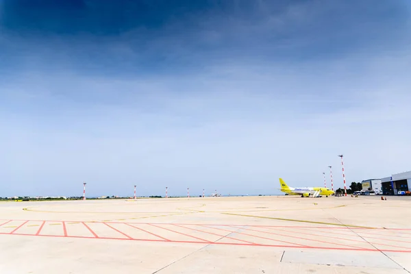 Bari, Italië-8 maart, 2019: Italiaanse Posta vliegtuig geparkeerd op Bari — Stockfoto