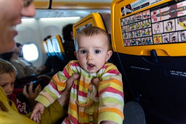 Bebek anne koltukta oturan kollarında eğlenceli 