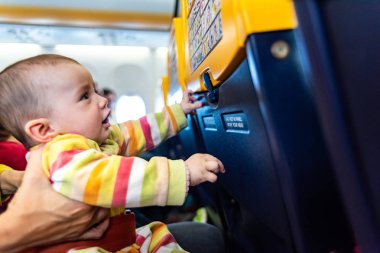 Uçak ile seyahat bebek