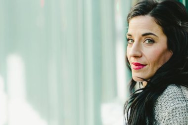 Güzel kadın uzun esmer saçlı ve yeşil gözlü arıyorsunuz bir