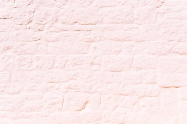 taş duvar tamamen beyaz boyalı, güneşin içinde, ideal olarak kullanmak için