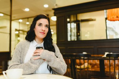 Kadın bir kafede oturan onu cep için aşk bir çağrı alma 