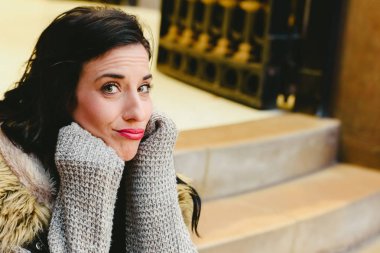 Yüzündeki ifade ile endişeli kadın.