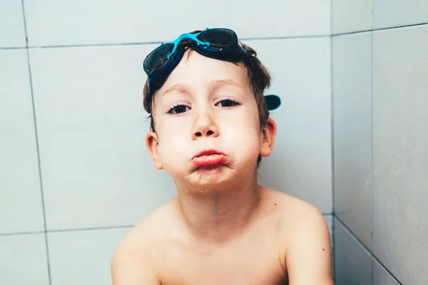 Child bathing in his bathroom with diving glasses making funny g — Stock Photo, Image