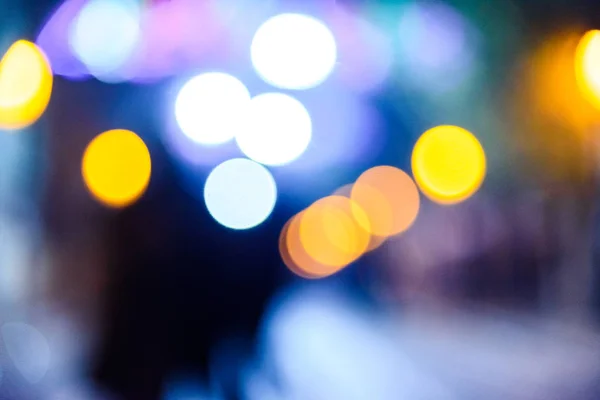 Sfondo notturno urbano sfocato con cerchi colorati . — Foto Stock
