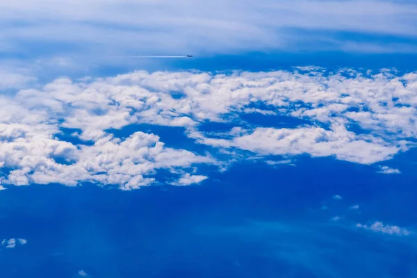 Vliegtuig van commerciële vluchten kruising van een hemel van blauw en wit CLO — Stockfoto