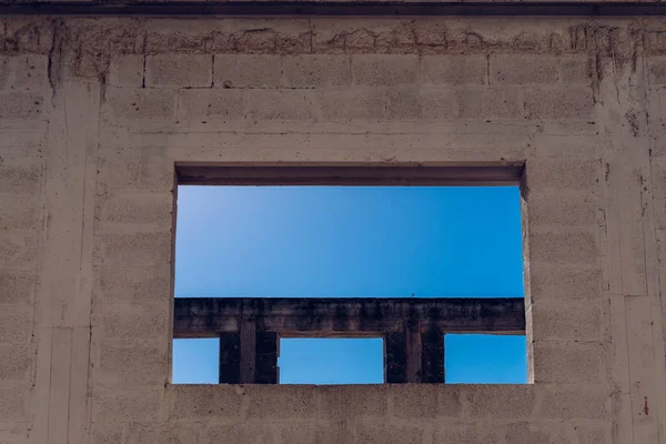 Fönster av övergivna byggnaden utan efter behandling dess konstruktion, — Stockfoto