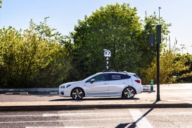 Valencia, Ispanya-9 Nisan 2019: Apple Maps araba haritalama yolları, g