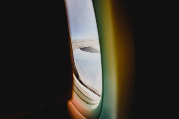 Nubes y cielo visto a través de la ventana de un avión, avión — Foto de Stock