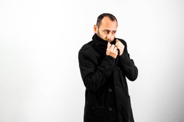 Basit ve temiz onun siyah r giyen orta yaşlı adam portresi