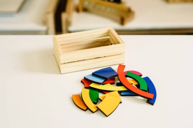 Oyuncaklar ve malzemeleri Montessori için bir okul sınıf içinde Chi