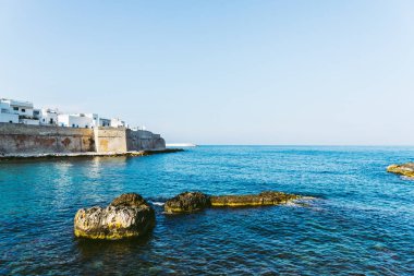 Tekneli turistik İtalyan köyünün koyun görünümü, ile