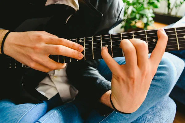 Profesor de guitarra eléctrica enseñando cómo colocar los dedos para tocar un —  Fotos de Stock
