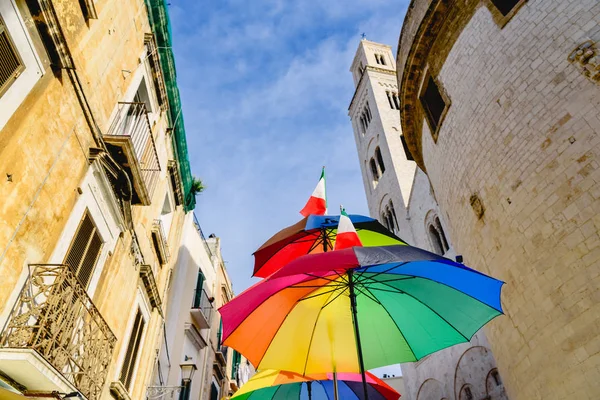 Paraguas de colores divertidos con fondo de cielo en una ciudad . — Foto de Stock
