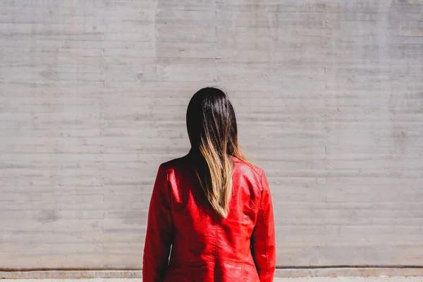 Bella giovane donna con i capelli lisci e sottili, con la schiena a t — Foto Stock