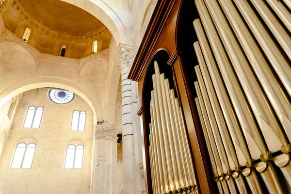 Detalhe de um órgão na Catedral de Bari para tocar peças de música dur — Fotografia de Stock