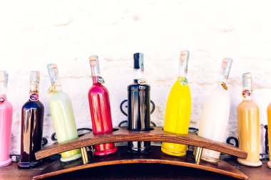 Alberobello, İtalya - 9 Mart 2019: Şişedeki içki ler ve içkiler