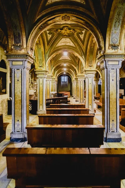 Colunas da cripta da Basílica Catedral de San Sabino em — Fotografia de Stock