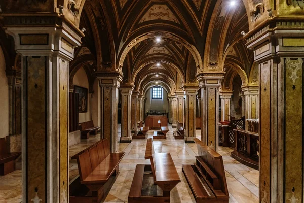 Colunas da cripta da Basílica Catedral de San Sabino em — Fotografia de Stock