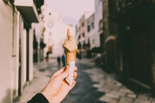 Mano dell'uomo che tiene il gelato italiano al cioccolato e caffè in sintesi — Foto Stock