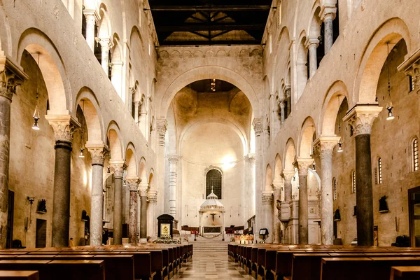 Interiér hlavní lodi katedrály baziliky San Sabin — Stock fotografie