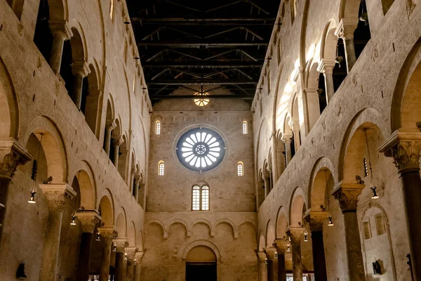 Interior da nave principal da Basílica Catedral de San Sabin — Fotografia de Stock
