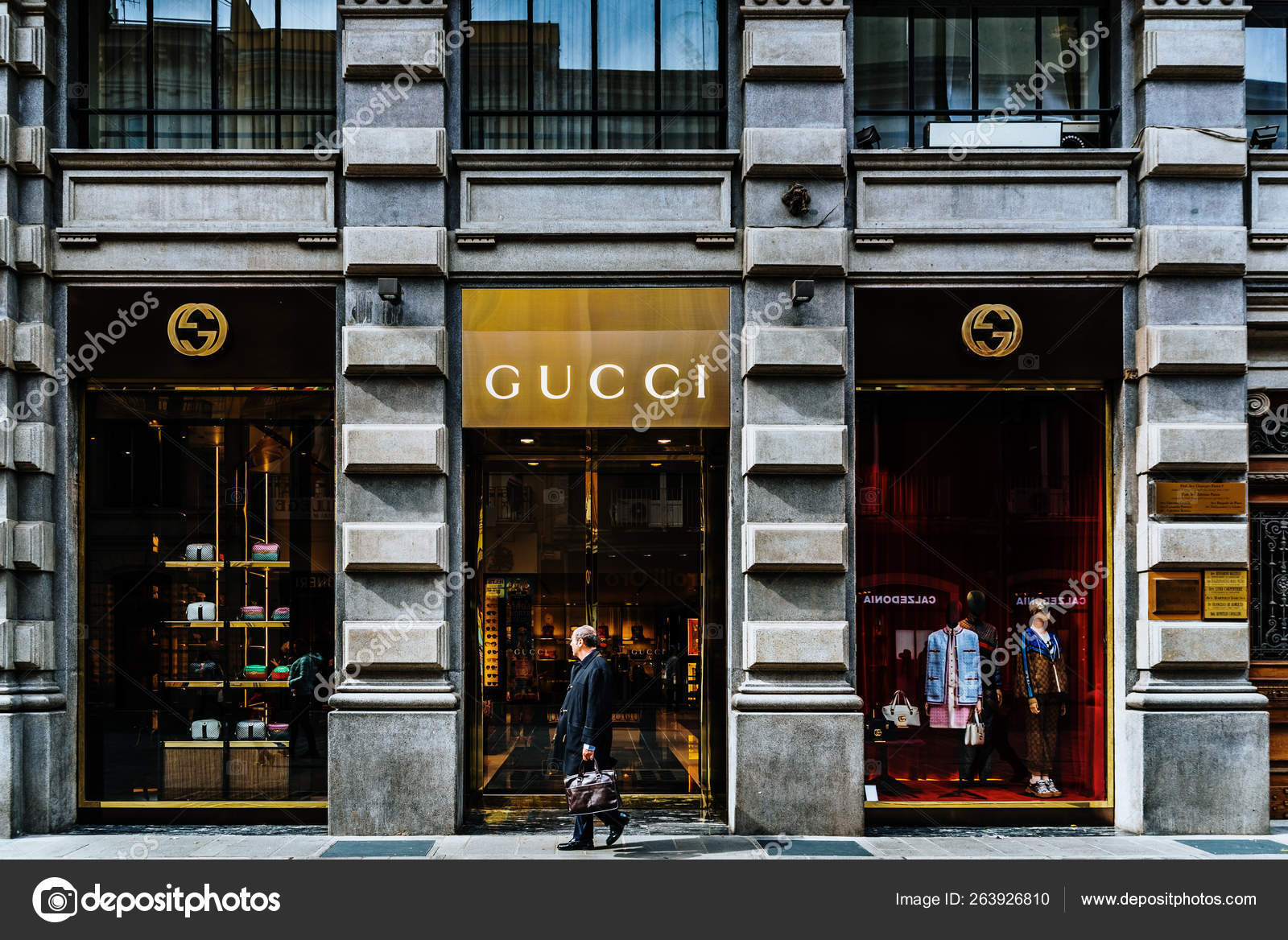 Μπάρι, Ιταλία-12 Μαρτίου 2019: κύριος μπροστά από ένα κατάστημα Γκούτσι –  Εκδοτική Εικόνα Αρχείου © joaquincorbalan #263926810