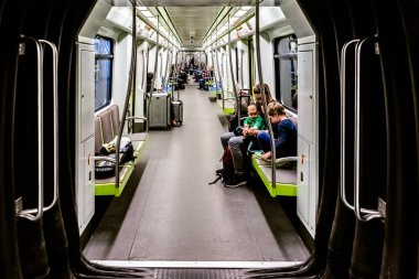Valencia, İspanya - 13 Mart 2019: Havaalanına gelen turistler seyahat ediyor